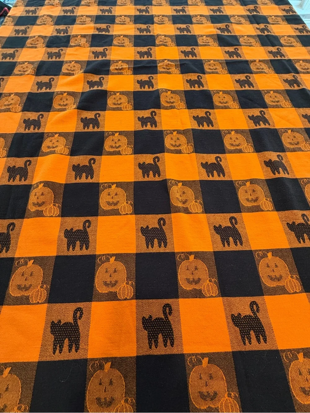 Sonoma vintage style all cotton 70”x54” Halloween tablecloth oval black cats